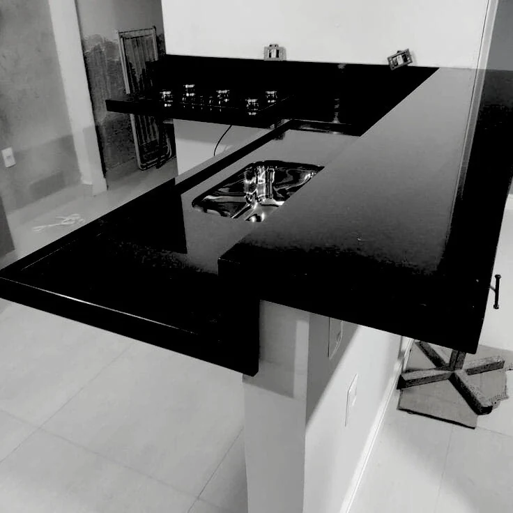 Superficie Negro Estelar Brillante de Gomez Stone