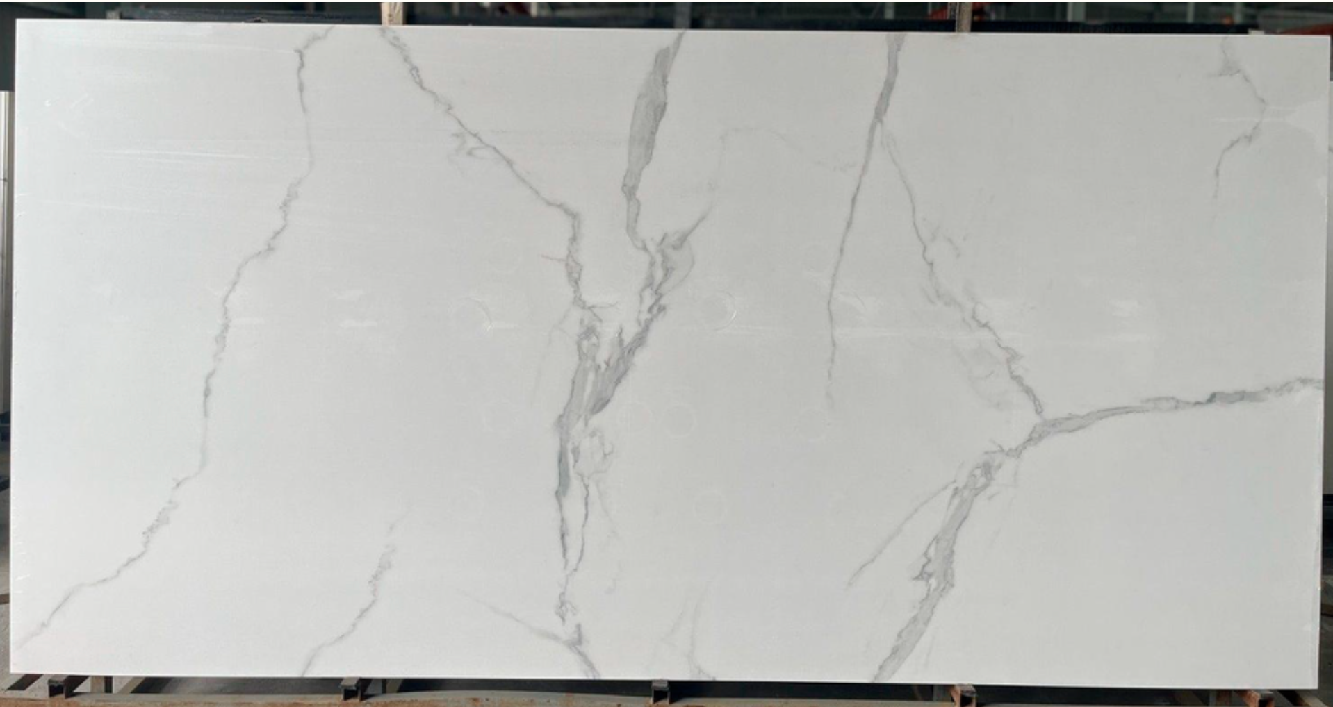 Muestra de Blanco Milan, piedra sinterizada pulida