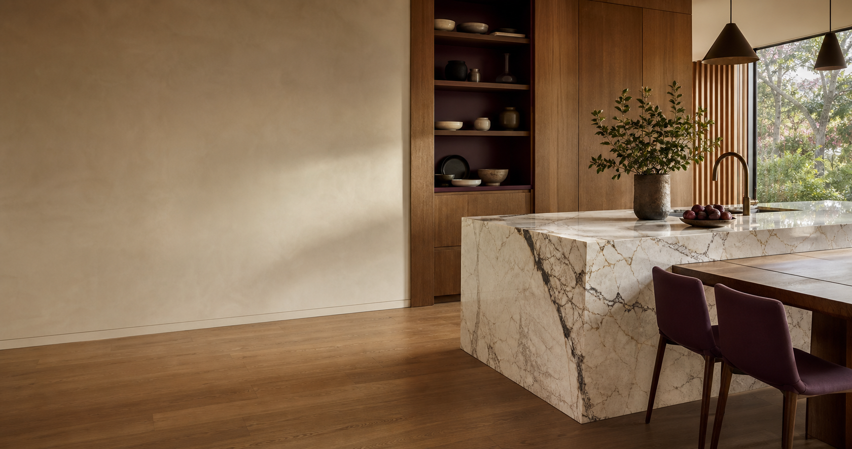 Cocina editorial con isla de piedra veteada